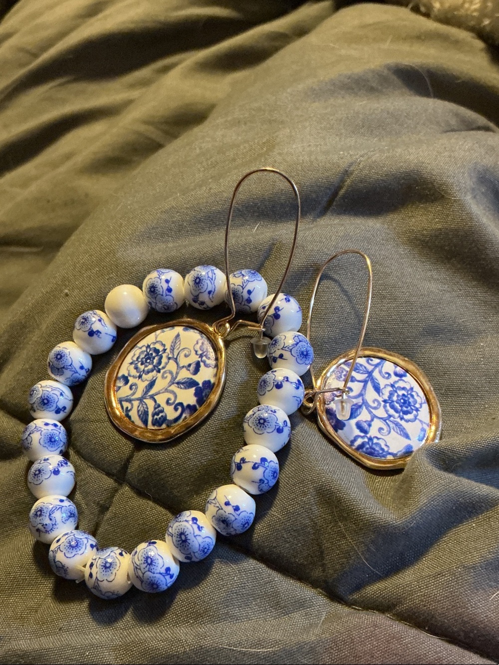 ⭐ Blue White Porcelain Print Hoop Earrings Chinoiserie Statement Jewelry - Picture 3 of 6